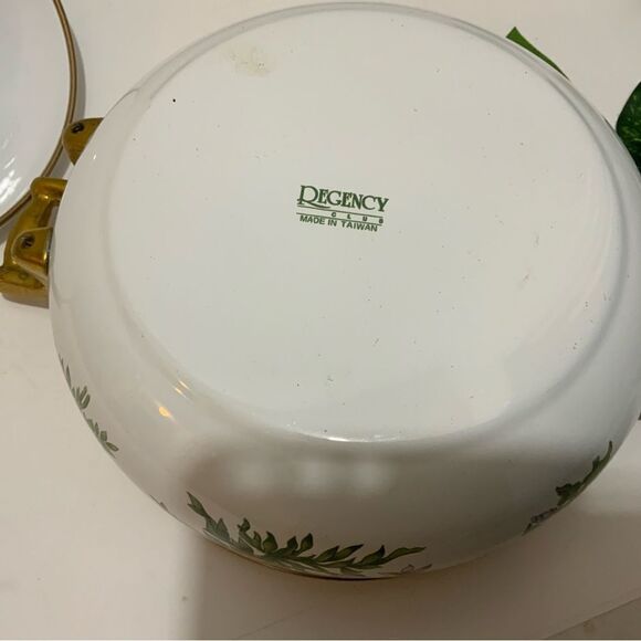 New Regency Club enamel floral Dutch oven with brass handles and lid - Picture 7 of 11